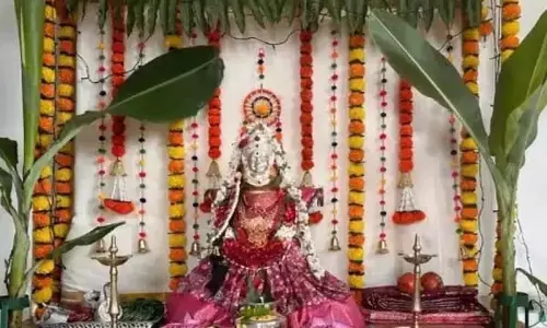 Shravana Varalakshmi Vratam: శ్రావణ వరలక్ష్మి వ్రతం: భక్తితో కొలిస్తే సిరుల పంట.. ఆధ్యాత్మిక విశిష్టతలివే.. Shravana Varalakshmi Vratam: శ్రావణ వరలక్ష్మి వ్రతం: భక్తితో కొలిస్తే సిరుల పంట.. ఆధ్యాత్మిక విశిష్టతలివే..