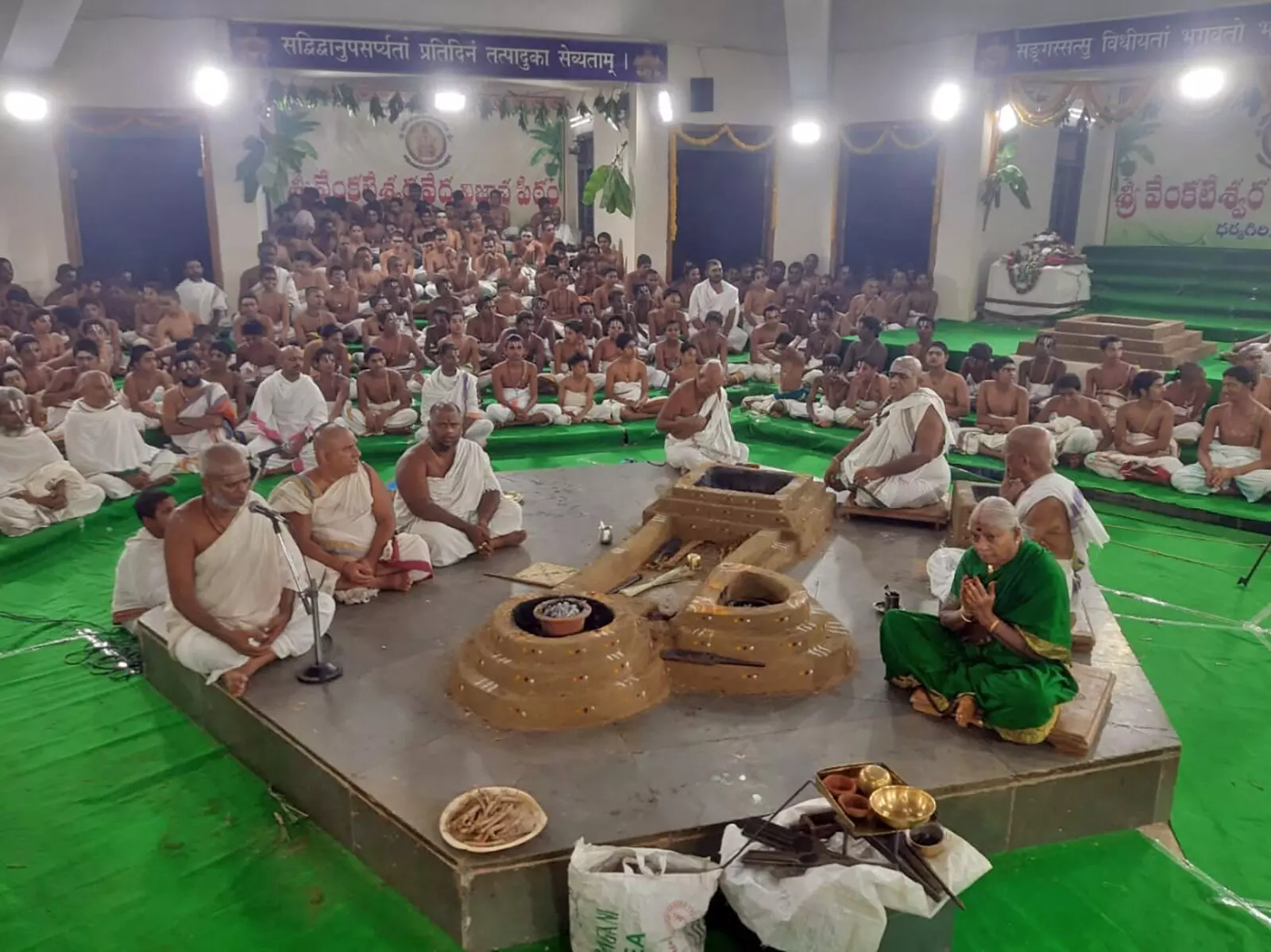 Tirumala Tirupati Devasthanams (TTD): తిరుమలలో కారీరీష్టి యాగం, వరుణజపం: సకాలంలో వర్షాలు, సుభిక్షం కోసం టీటీడీ నిర్ణయం Tirumala Tirupati Devasthanams (TTD): తిరుమలలో కారీరీష్టి యాగం, వరుణజపం: సకాలంలో వర్షాలు, సుభిక్షం కోసం టీటీడీ నిర్ణయం