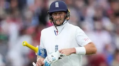 Joe Root: 42 పరుగులు చేస్తే ప్రపంచంలోనే మొదటి ఆటగాడిగా రికార్డు సృష్టించనున్న జో రూట్ Joe Root: 42 పరుగులు చేస్తే ప్రపంచంలోనే మొదటి ఆటగాడిగా రికార్డు సృష్టించనున్న జో రూట్
