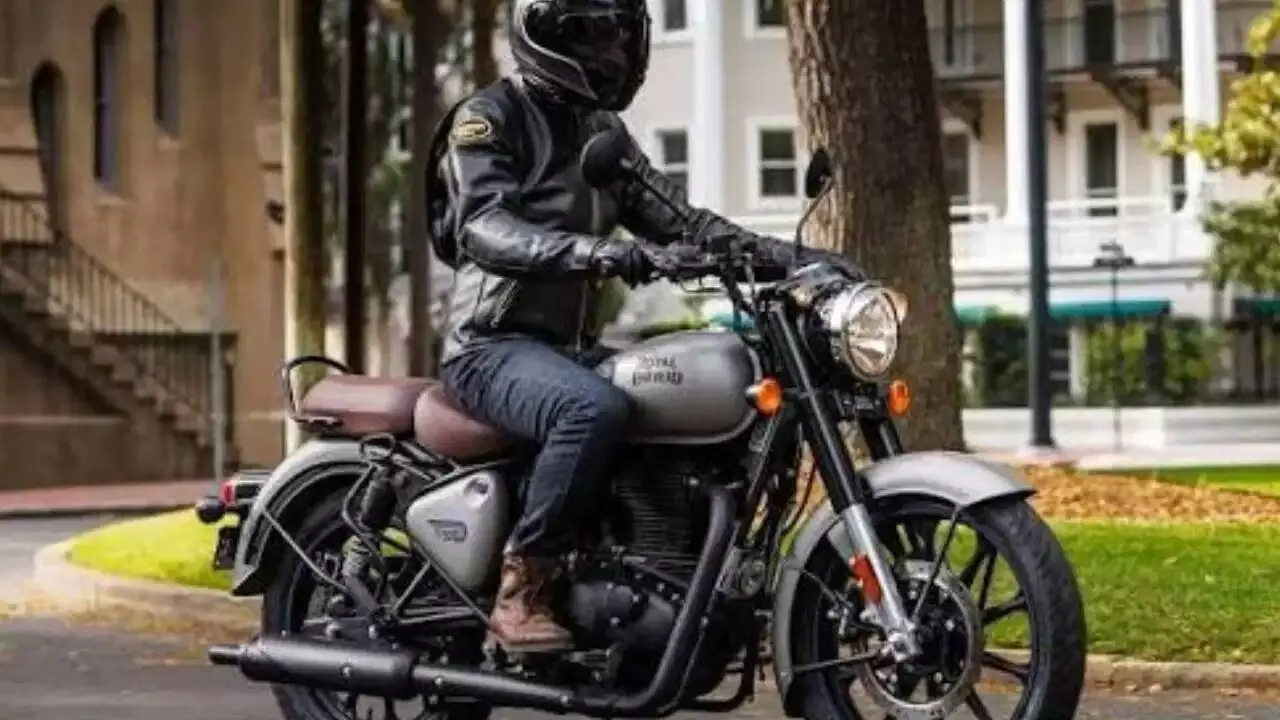 Royal Enfield: రాయల్ ఎన్ఫీల్డ్ నుంచి పవర్ఫుల్ బైక్.. మార్కెట్లోకి గ్రాండ్ ఎంట్రీ ఇచ్చిన క్లాసిక్ 350 గోర్ఖా ఎడిషన్ Royal Enfield: రాయల్ ఎన్ఫీల్డ్ నుంచి పవర్ఫుల్ బైక్.. మార్కెట్లోకి గ్రాండ్ ఎంట్రీ ఇచ్చిన క్లాసిక్ 350 గోర్ఖా ఎడిషన్