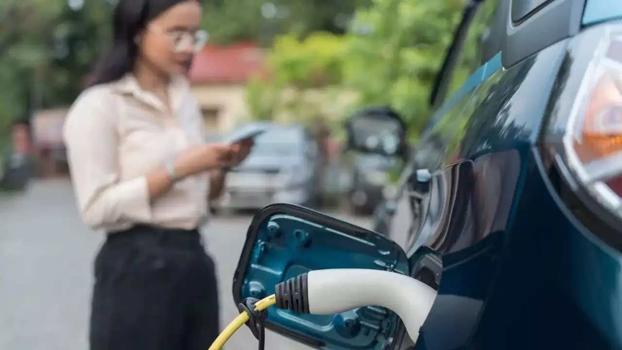 EV CNG Vehicles: వాహనదారులకు మైండ్ బ్లాకింగ్ న్యూస్.. ఈవీ, సీఎన్జీ బండ్ల జీవితకాలం 5 ఏళ్లు పెంపు EV CNG Vehicles: వాహనదారులకు మైండ్ బ్లాకింగ్ న్యూస్.. ఈవీ, సీఎన్జీ బండ్ల జీవితకాలం 5 ఏళ్లు పెంపు