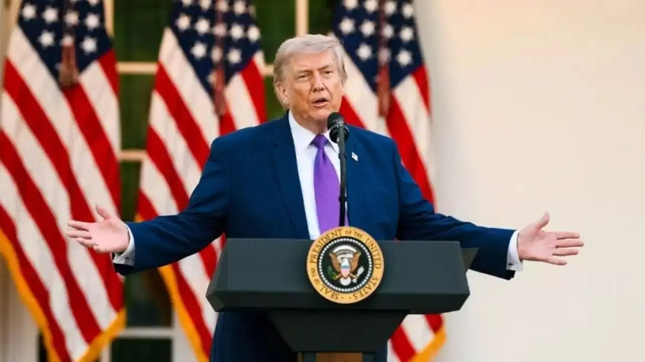 Donald Trump: చివరి నిమిషంలో బిగ్ ట్విస్ట్.. కెనడాపై 50 శాతం టారిఫ్ నిర్ణయం వాయిదా వేసిన ట్రంప్ Donald Trump: చివరి నిమిషంలో బిగ్ ట్విస్ట్.. కెనడాపై 50 శాతం టారిఫ్ నిర్ణయం వాయిదా వేసిన ట్రంప్