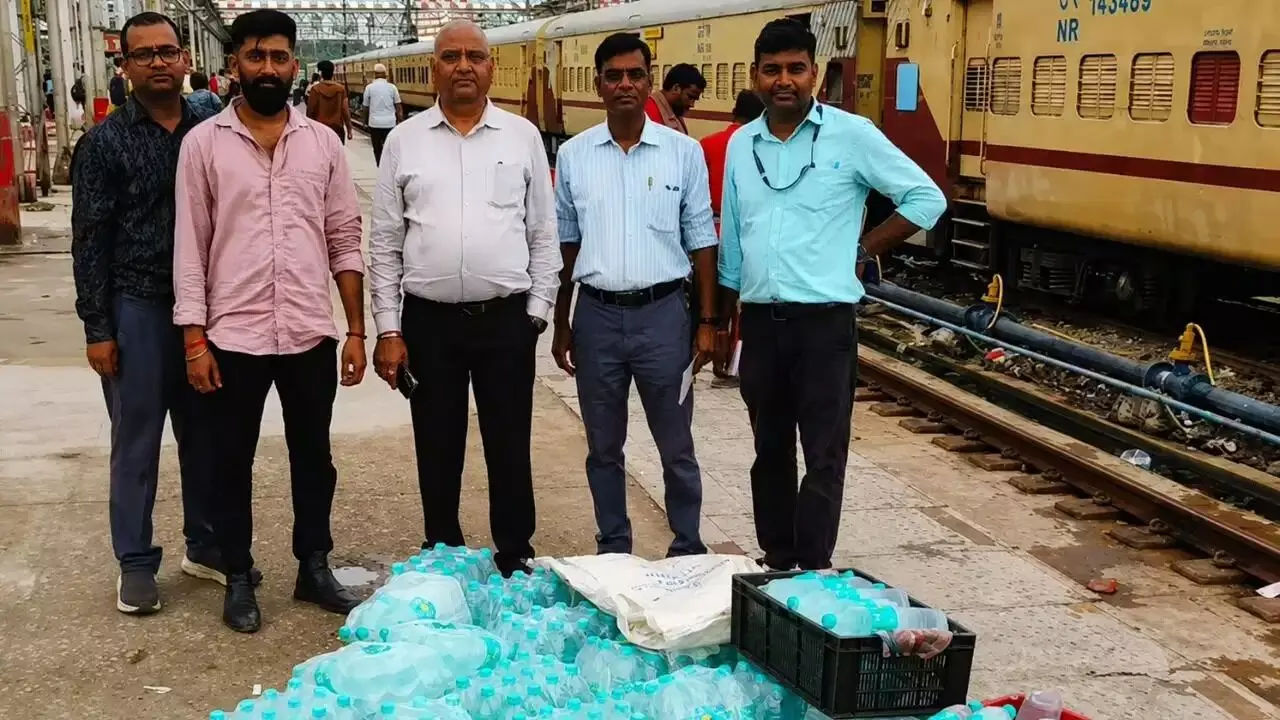 Indian Railways: ఐఆర్సిటిసి మెరుపు దాడులు.. రైళ్లలో 8 వేలకు పైగా వాటర్ బాటిళ్లు సీజ్ Indian Railways: ఐఆర్సిటిసి మెరుపు దాడులు.. రైళ్లలో 8 వేలకు పైగా వాటర్ బాటిళ్లు సీజ్
