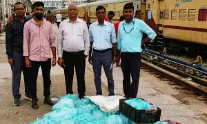 Indian Railways: ఐఆర్సిటిసి మెరుపు దాడులు.. రైళ్లలో 8 వేలకు పైగా వాటర్ బాటిళ్లు సీజ్ Indian Railways: ఐఆర్సిటిసి మెరుపు దాడులు.. రైళ్లలో 8 వేలకు పైగా వాటర్ బాటిళ్లు సీజ్