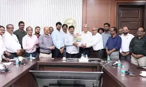Minister Ponguleti: సాంకేతిక పొరపాట్లు సరిదిద్దుతున్నాం.. సామాన్యుల ఆస్తుల రక్షణ ప్రభుత్వ బాధ్యతే: మంత్రి పొంగులేటి Minister Ponguleti: సాంకేతిక పొరపాట్లు సరిదిద్దుతున్నాం.. సామాన్యుల ఆస్తుల రక్షణ ప్రభుత్వ బాధ్యతే: మంత్రి పొంగులేటి