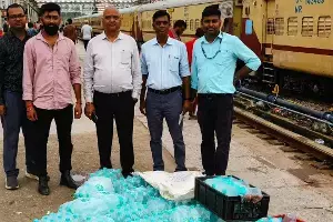 Indian Railways:  ఐఆర్‌సిటిసి మెరుపు దాడులు.. రైళ్లలో 8 వేలకు పైగా వాటర్ బాటిళ్లు సీజ్