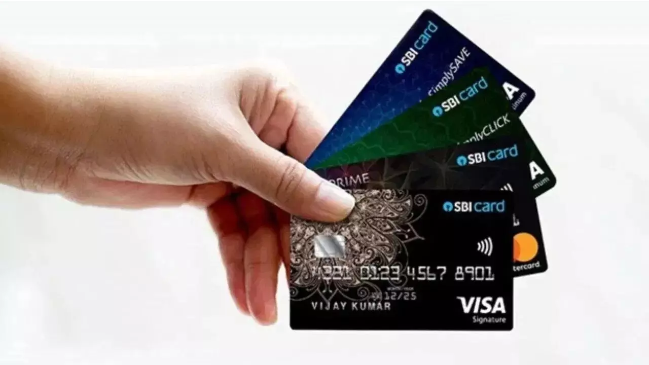 Credit Card: ఒక్క వ్యక్తి ఎన్ని క్రెడిట్ కార్డులు వాడుకోవచ్చు? బ్యాంకింగ్ రూల్స్ ఏం చెబుతున్నాయి? Credit Card: ఒక్క వ్యక్తి ఎన్ని క్రెడిట్ కార్డులు వాడుకోవచ్చు? బ్యాంకింగ్ రూల్స్ ఏం చెబుతున్నాయి?