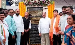 Minister Komatireddy: రహదారుల అభివృద్ధితోనే పరిశ్రమలు, ఉపాధి అవకాశాలు పెరుగుతాయి: మంత్రి కోమటిరెడ్డి Minister Komatireddy: రహదారుల అభివృద్ధితోనే పరిశ్రమలు, ఉపాధి అవకాశాలు పెరుగుతాయి: మంత్రి కోమటిరెడ్డి