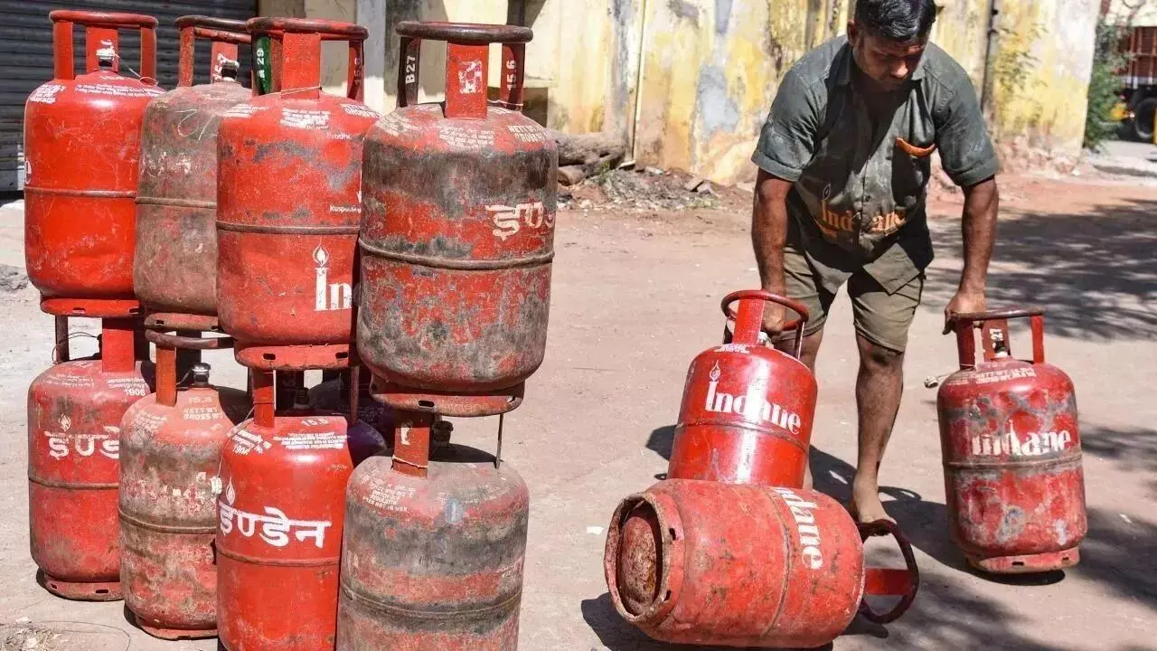 LPG To PNG Scheme: వంట గ్యాస్ సిలిండర్లకు గుడ్ బై చెప్పే టైమ్ వచ్చింది.. కేంద్రం కీలక ప్రకటన LPG To PNG Scheme: వంట గ్యాస్ సిలిండర్లకు గుడ్ బై చెప్పే టైమ్ వచ్చింది.. కేంద్రం కీలక ప్రకటన