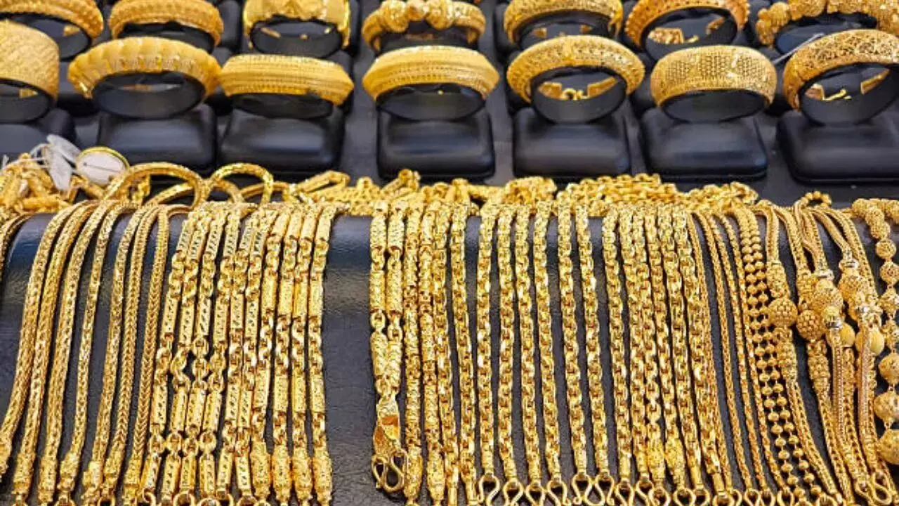 Gold Tax: ఇంట్లో పాత నగలు మార్చి కొత్తవి కొంటే ట్యాక్స్ పడుతుందా?.. చట్టం ఏం చెబుతోందంటే Gold Tax: ఇంట్లో పాత నగలు మార్చి కొత్తవి కొంటే ట్యాక్స్ పడుతుందా?.. చట్టం ఏం చెబుతోందంటే