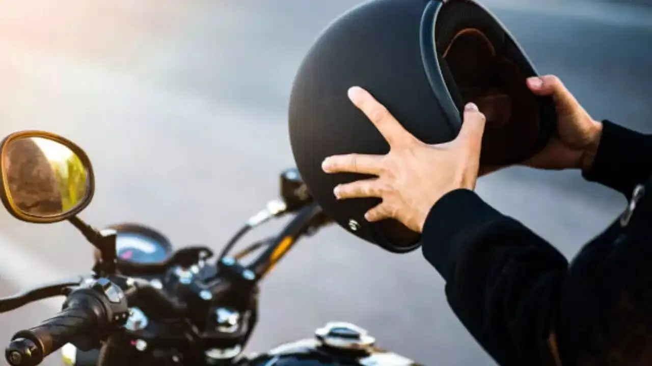 Helmet Safety Tips: భద్రతా చిట్కాలు పాత హెల్మెట్ ఎప్పుడు మార్చాలి హెల్మెట్ గడువు తేదీ Helmet Safety Tips: భద్రతా చిట్కాలు పాత హెల్మెట్ ఎప్పుడు మార్చాలి హెల్మెట్ గడువు తేదీ
