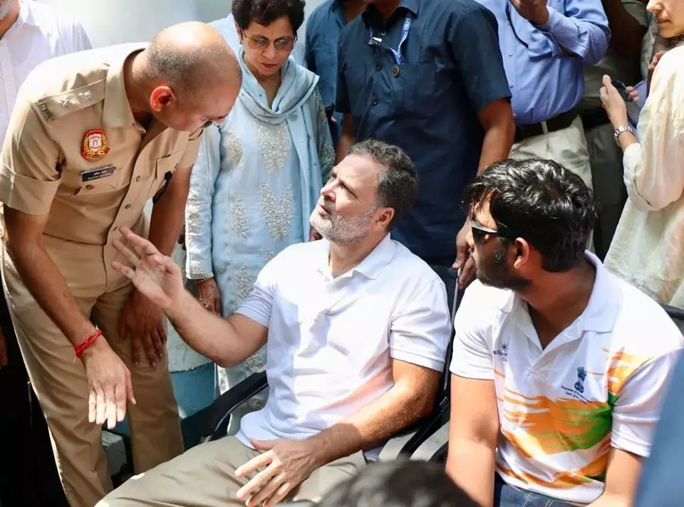 Rahul Gandhi: పెల్లెట్ గన్లతో విద్యార్థి గాయం.. ఎఫ్ఐఆర్ కోసం పార్లమెంట్ స్ట్రీట్ పోలీస్ స్టేషన్ బయట రాహుల్ గాంధీ ధర్నా Rahul Gandhi: పెల్లెట్ గన్లతో విద్యార్థి గాయం.. ఎఫ్ఐఆర్ కోసం పార్లమెంట్ స్ట్రీట్ పోలీస్ స్టేషన్ బయట రాహుల్ గాంధీ ధర్నా