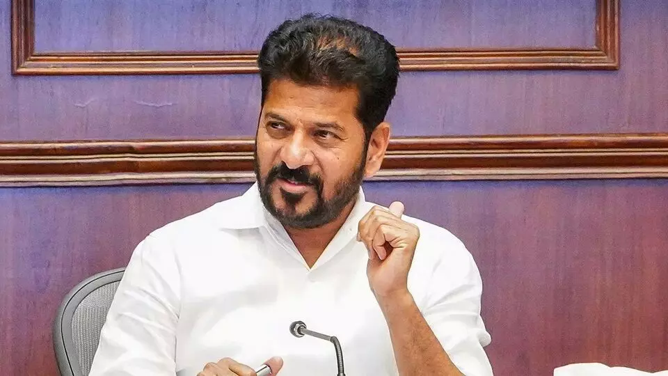 CM Revanth Reddy: సురేఖ కూతురు వ్యాఖ్యలపై సీఎం రేవంత్కు తీవ్ర ఆగ్రహం.. పార్టీలో చర్యలు తప్పవని హెచ్చరిక CM Revanth Reddy: సురేఖ కూతురు వ్యాఖ్యలపై సీఎం రేవంత్కు తీవ్ర ఆగ్రహం.. పార్టీలో చర్యలు తప్పవని హెచ్చరిక