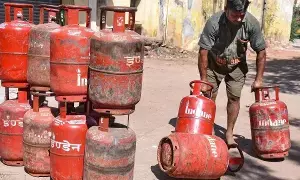 LPG To PNG Scheme: వంట గ్యాస్ సిలిండర్లకు గుడ్ బై చెప్పే టైమ్ వచ్చింది.. కేంద్రం కీలక ప్రకటన LPG To PNG Scheme: వంట గ్యాస్ సిలిండర్లకు గుడ్ బై చెప్పే టైమ్ వచ్చింది.. కేంద్రం కీలక ప్రకటన