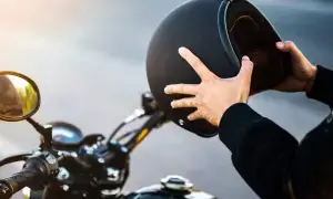 Helmet Safety Tips:  భద్రతా చిట్కాలు  పాత హెల్మెట్ ఎప్పుడు మార్చాలి హెల్మెట్ గడువు తేదీ