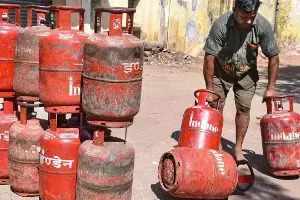 LPG To PNG Scheme: వంట గ్యాస్ సిలిండర్లకు గుడ్ బై చెప్పే టైమ్ వచ్చింది.. కేంద్రం కీలక ప్రకటన LPG To PNG Scheme: వంట గ్యాస్ సిలిండర్లకు గుడ్ బై చెప్పే టైమ్ వచ్చింది.. కేంద్రం కీలక ప్రకటన