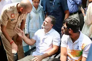 Rahul Gandhi: పెల్లెట్‌ గన్‌లతో విద్యార్థి గాయం.. ఎఫ్‌ఐఆర్‌ కోసం పార్లమెంట్‌ స్ట్రీట్‌ పోలీస్‌ స్టేషన్‌ బయట రాహుల్‌ గాంధీ ధర్నా