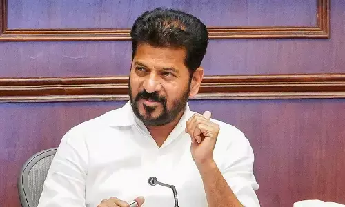 CM Revanth Reddy: సురేఖ కూతురు వ్యాఖ్యలపై సీఎం రేవంత్కు తీవ్ర ఆగ్రహం.. పార్టీలో చర్యలు తప్పవని హెచ్చరిక CM Revanth Reddy: సురేఖ కూతురు వ్యాఖ్యలపై సీఎం రేవంత్కు తీవ్ర ఆగ్రహం.. పార్టీలో చర్యలు తప్పవని హెచ్చరిక