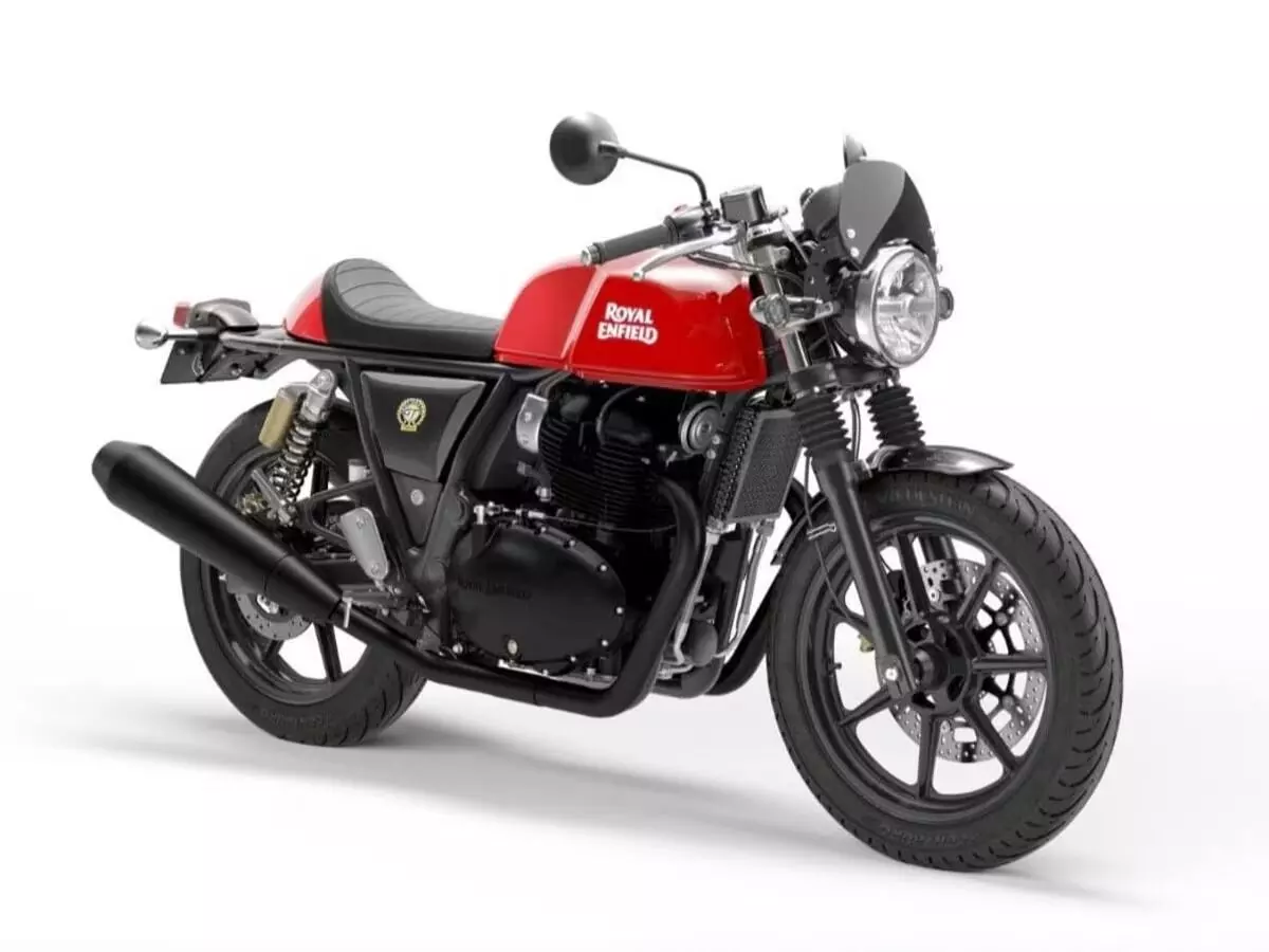 Royal Enfield: రాయల్ ఎన్ఫీల్డ్ లవర్లకు పండగే.. షోరూమ్లకు చేరిన 2026 కాంటినెంటల్ జీటీ 650 Royal Enfield: రాయల్ ఎన్ఫీల్డ్ లవర్లకు పండగే.. షోరూమ్లకు చేరిన 2026 కాంటినెంటల్ జీటీ 650