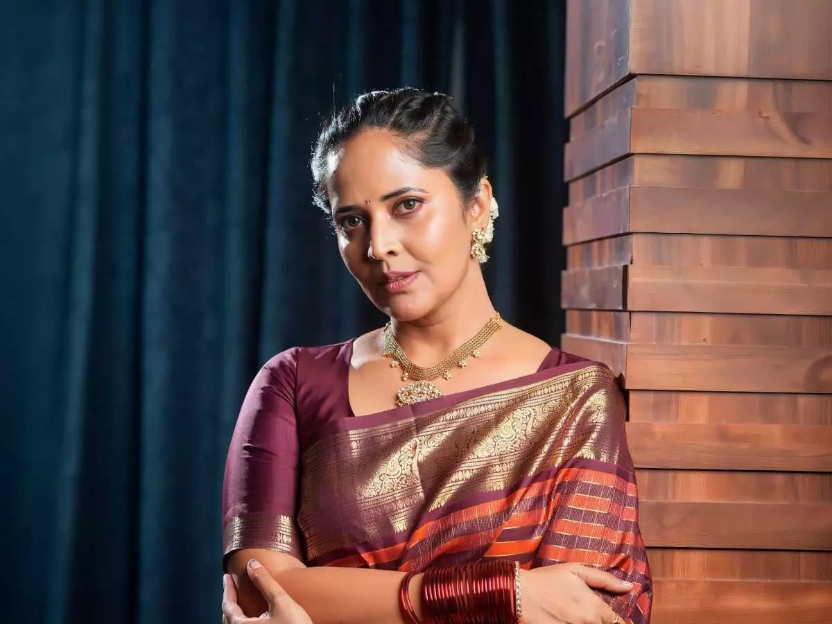 Anasuya: భర్త చనిపోతే బొట్టు, గాజులు ఎందుకు తీసేయాలి?: అనసూయ Anasuya: భర్త చనిపోతే బొట్టు, గాజులు ఎందుకు తీసేయాలి?: అనసూయ