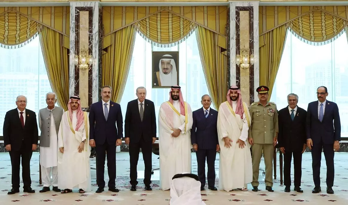 Iran: మక్కా రక్షణ ఒప్పందంలోకి ఇరాన్కు ఆహ్వానం.. పశ్చిమాసియాలో కీలక మార్పులు Iran: మక్కా రక్షణ ఒప్పందంలోకి ఇరాన్కు ఆహ్వానం.. పశ్చిమాసియాలో కీలక మార్పులు