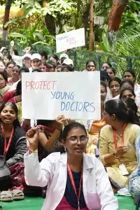 AP Junior Doctors: జూనియర్‌ డాక్టర్ల సమ్మె విరమణ.. రెండు వారాల్లో నిర్ణయం తీసుకోవాలని హైకోర్టు ఆదేశం