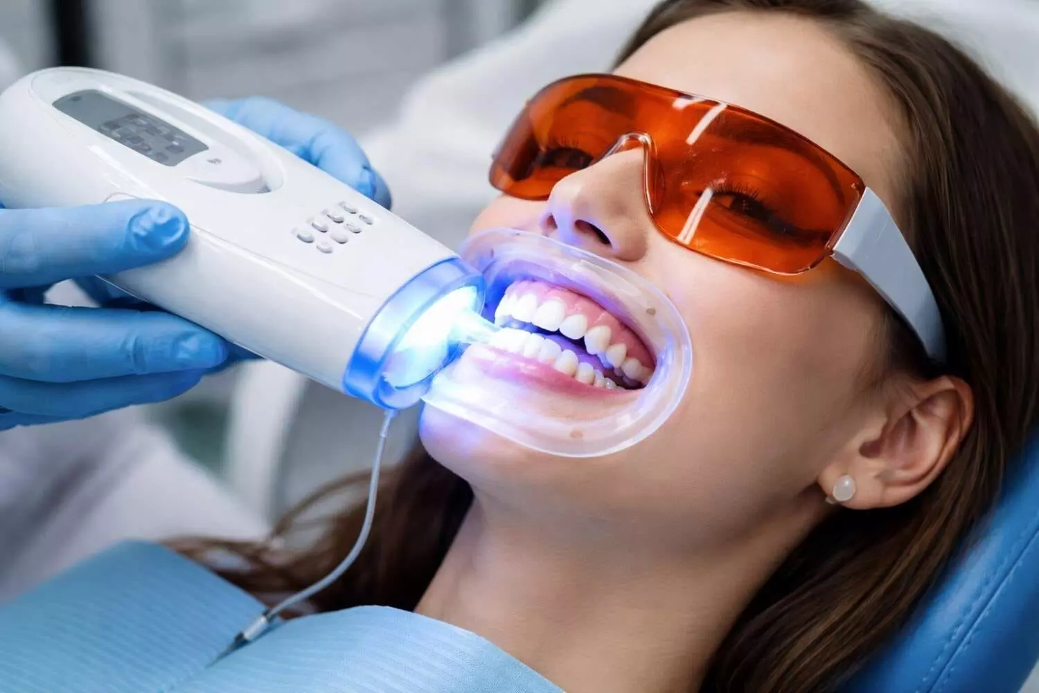 Teeth Whitening: టీత్ వైట్నింగ్ చేయించుకుంటున్నారా? మరకలు పోతాయా? ఎవరెవరు ఈ చికిత్సకు దూరంగా ఉండాలి? Teeth Whitening: టీత్ వైట్నింగ్ చేయించుకుంటున్నారా? మరకలు పోతాయా? ఎవరెవరు ఈ చికిత్సకు దూరంగా ఉండాలి?
