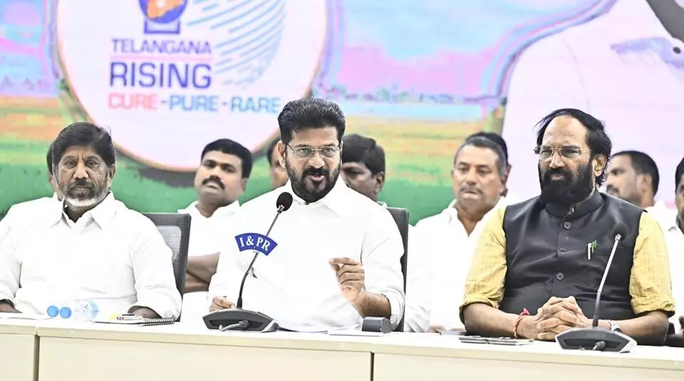 CM Revanth Reddy: కేంద్రం నా అమెరికా పర్యటనను అడ్డుకోవడం సమాఖ్య స్ఫూర్తికి విరుద్ధం: సీఎం రేవంత్రెడ్డి CM Revanth Reddy: కేంద్రం నా అమెరికా పర్యటనను అడ్డుకోవడం సమాఖ్య స్ఫూర్తికి విరుద్ధం: సీఎం రేవంత్రెడ్డి