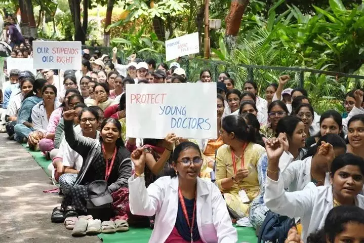 AP Junior Doctors: జూనియర్ డాక్టర్ల సమ్మె విరమణ.. రెండు వారాల్లో నిర్ణయం తీసుకోవాలని హైకోర్టు ఆదేశం AP Junior Doctors: జూనియర్ డాక్టర్ల సమ్మె విరమణ.. రెండు వారాల్లో నిర్ణయం తీసుకోవాలని హైకోర్టు ఆదేశం