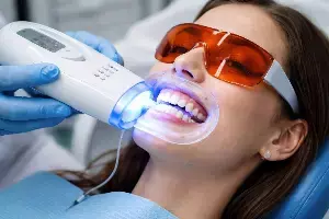 Teeth Whitening: టీత్ వైట్నింగ్ చేయించుకుంటున్నారా? మరకలు పోతాయా? ఎవరెవరు ఈ చికిత్సకు దూరంగా ఉండాలి?