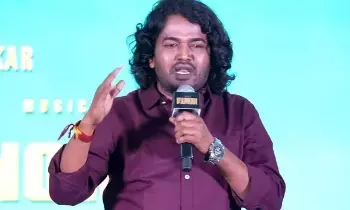 Jabardasth fame Komuram: రవితేజను కొట్టే సీన్ చూసి.. ఏడు ప్రొడక్షన్ హౌస్‌ల నుంచి ఫోన్‌లు వచ్చాయి