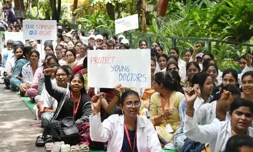 AP Junior Doctors: జూనియర్‌ డాక్టర్ల సమ్మె విరమణ.. రెండు వారాల్లో నిర్ణయం తీసుకోవాలని హైకోర్టు ఆదేశం