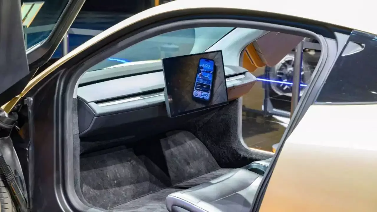 Tesla: వచ్చేస్తోంది స్టీరింగ్ లేని డ్రైవర్లెస్ కారు.. టెస్లా సైబర్ క్యాబ్ లాంచ్ డేట్ ఫిక్స్ Tesla: వచ్చేస్తోంది స్టీరింగ్ లేని డ్రైవర్లెస్ కారు.. టెస్లా సైబర్ క్యాబ్ లాంచ్ డేట్ ఫిక్స్