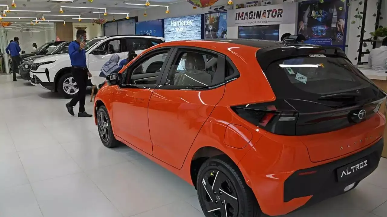 Car Buying Tips: కొత్త కారు కొనే ప్లాన్ ఉందా?.. ఈ టైంలో కొంటే లక్షల్లో ఆదా అవ్వడం ఖాయం Car Buying Tips: కొత్త కారు కొనే ప్లాన్ ఉందా?.. ఈ టైంలో కొంటే లక్షల్లో ఆదా అవ్వడం ఖాయం
