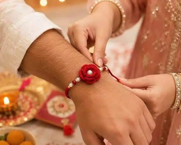 Raksha Bandhan 2026: రాఖీ కట్టేటప్పుడు తప్పక పాటించాల్సిన నియమాలు, పద్ధతులు ఇవే.. Raksha Bandhan 2026: రాఖీ కట్టేటప్పుడు తప్పక పాటించాల్సిన నియమాలు, పద్ధతులు ఇవే..