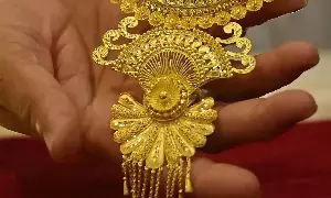 Gold Price: పసిడి ప్రియులకు ఊరట.. నాలుగు రోజుల రికార్డు ర్యాలీకి బ్రేక్.. ఎంత తగ్గిందో తెలుసా? Gold Price: పసిడి ప్రియులకు ఊరట.. నాలుగు రోజుల రికార్డు ర్యాలీకి బ్రేక్.. ఎంత తగ్గిందో తెలుసా?