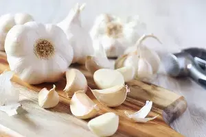 Garlic: రోజువారీ ఆహారంలో వెల్లుల్లిని తప్పక ఎందుకు చేర్చుకోవాలి? Garlic: రోజువారీ ఆహారంలో వెల్లుల్లిని తప్పక ఎందుకు చేర్చుకోవాలి?