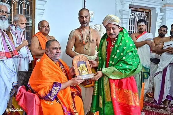 Sri Raghavendra Swamy: మంత్రాలయం శ్రీ రాఘవేంద్రస్వామివారికి శేషవస్త్రం Sri Raghavendra Swamy: మంత్రాలయం శ్రీ రాఘవేంద్రస్వామివారికి శేషవస్త్రం
