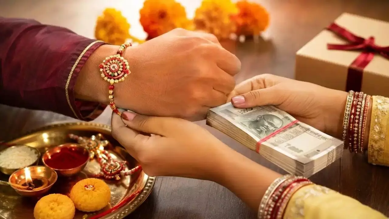 Income Tax: రాఖీ పండుగ గిఫ్టులపై ఐటీ శాఖ కన్ను.. సొంత అన్న ఇచ్చే కానుకలకు టాక్స్ పడుతుందా? Income Tax: రాఖీ పండుగ గిఫ్టులపై ఐటీ శాఖ కన్ను.. సొంత అన్న ఇచ్చే కానుకలకు టాక్స్ పడుతుందా?