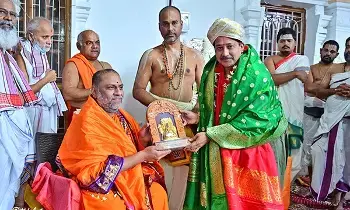 Sri Raghavendra Swamy: మంత్రాలయం శ్రీ రాఘవేంద్రస్వామివారికి శేషవస్త్రం