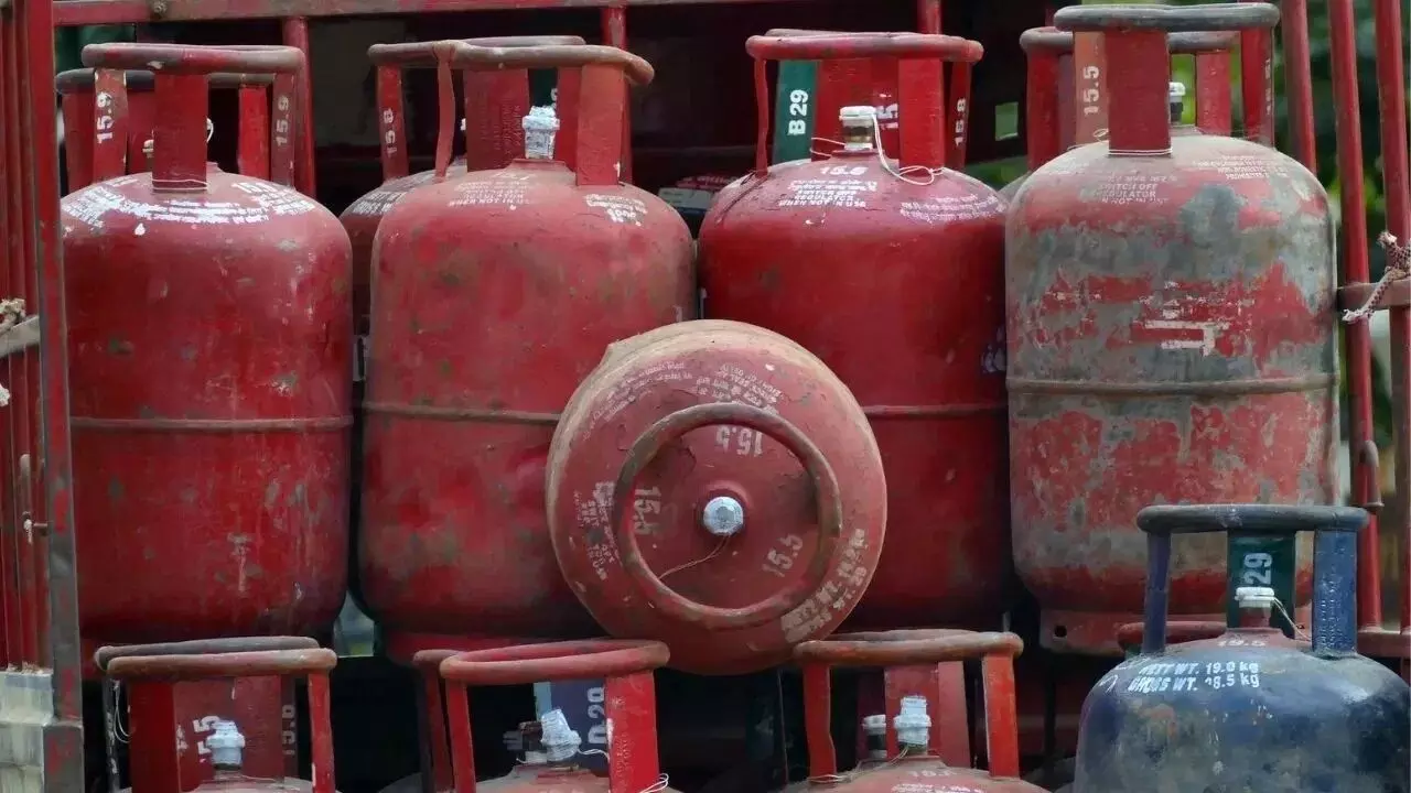 LPG Cylinder: మరో 3 రోజులే టైమ్.. గ్యాస్ సిలిండర్ ఇ-కేవైసీ చేయకపోతే సబ్సిడీ బంద్.. కొత్త రూల్స్ ఇవే LPG Cylinder: మరో 3 రోజులే టైమ్.. గ్యాస్ సిలిండర్ ఇ-కేవైసీ చేయకపోతే సబ్సిడీ బంద్.. కొత్త రూల్స్ ఇవే