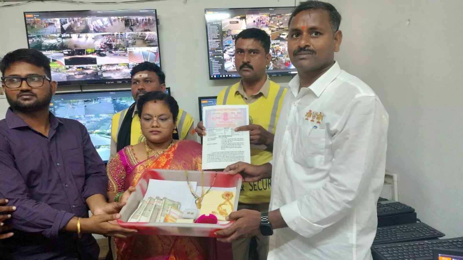 Tirumala Tirupati Devasthanams (TTD): బ్యాగు పొగొట్టుకున్న భక్తులకు తిరిగి అప్పగింత Tirumala Tirupati Devasthanams (TTD): బ్యాగు పొగొట్టుకున్న భక్తులకు తిరిగి అప్పగింత