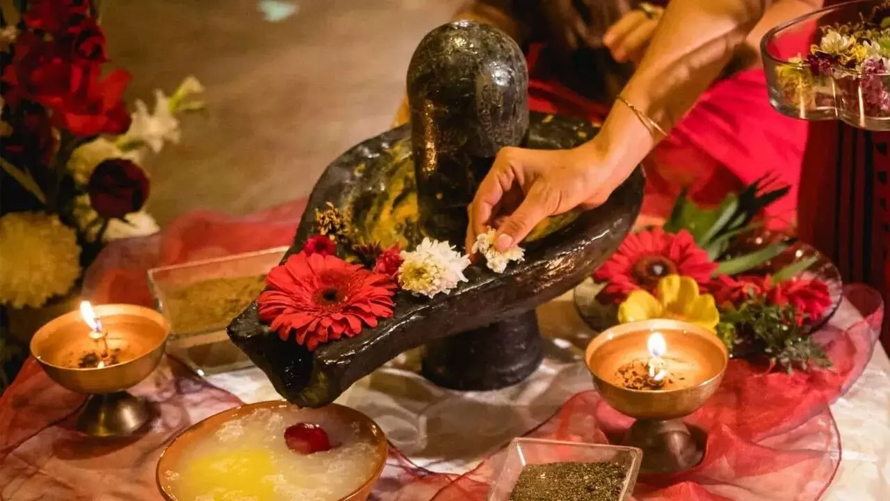 Right Hand Traditionally Used for Puja and Eating: పూజ, భోజనాల్లో కుడిచేతినే ఎందుకు వాడాలి? సంప్రదాయం వెనుక అసలు కారణాలివే! Right Hand Traditionally Used for Puja and Eating: పూజ, భోజనాల్లో కుడిచేతినే ఎందుకు వాడాలి? సంప్రదాయం వెనుక అసలు కారణాలివే!
