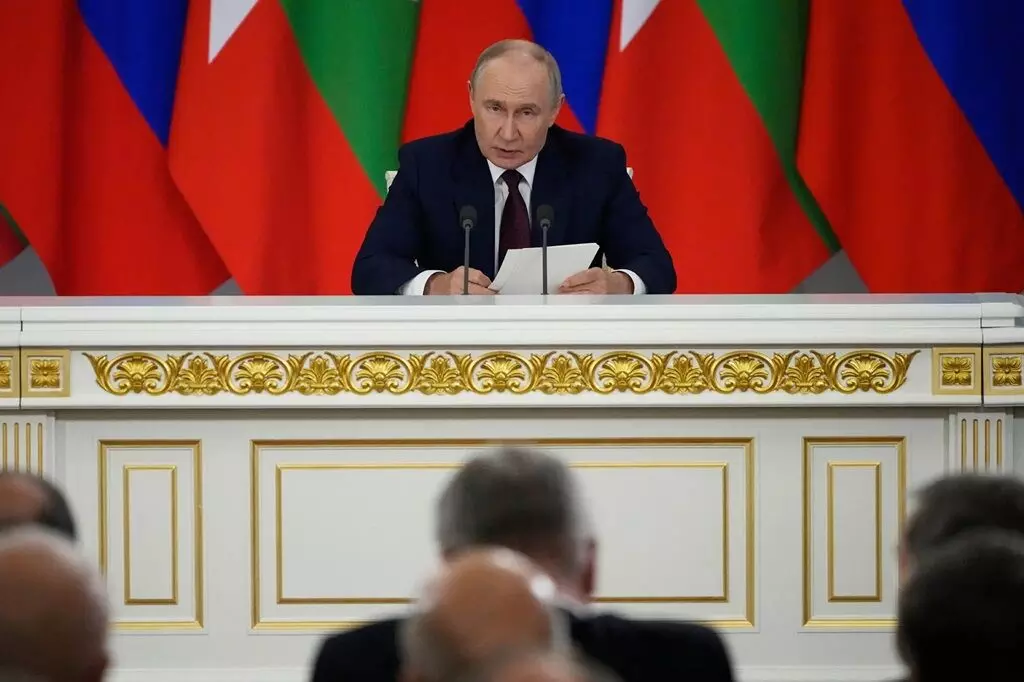 Putin: సమస్యలు పెరుగుతున్నా యుద్ధం కొనసాగిస్తున్న పుతిన్.. ఉక్రెయిన్ కూలిపోతుందని నమ్మకం Putin: సమస్యలు పెరుగుతున్నా యుద్ధం కొనసాగిస్తున్న పుతిన్.. ఉక్రెయిన్ కూలిపోతుందని నమ్మకం