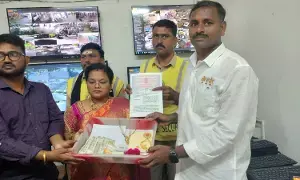 Tirumala Tirupati Devasthanams (TTD): బ్యాగు పొగొట్టుకున్న భక్తులకు తిరిగి అప్పగింత Tirumala Tirupati Devasthanams (TTD): బ్యాగు పొగొట్టుకున్న భక్తులకు తిరిగి అప్పగింత