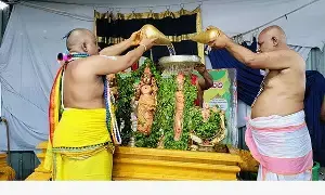 Tondamanpuram Sri Venkateswara Swamy: చక్రస్నానంతో ఘనంగా ముగిసిన తొండమాన్పురం శ్రీ వేంకటేశ్వరస్వామివారి పవిత్రోత్సవాలు Tondamanpuram Sri Venkateswara Swamy: చక్రస్నానంతో ఘనంగా ముగిసిన తొండమాన్పురం శ్రీ వేంకటేశ్వరస్వామివారి పవిత్రోత్సవాలు