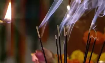Light Agarbatti From the Puja Lamp: పూజ దీపంతో అగరబత్తులు వెలిగిస్తున్నారా? శాస్త్రాలు, సాంప్రదాయాలు చెబుతున్న కీలక విషయాలివే..