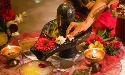 Right Hand Traditionally Used for Puja and Eating: పూజ, భోజనాల్లో కుడిచేతినే ఎందుకు వాడాలి? సంప్రదాయం వెనుక అసలు కారణాలివే! Right Hand Traditionally Used for Puja and Eating: పూజ, భోజనాల్లో కుడిచేతినే ఎందుకు వాడాలి? సంప్రదాయం వెనుక అసలు కారణాలివే!