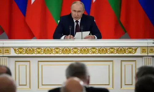 Putin: సమస్యలు పెరుగుతున్నా యుద్ధం కొనసాగిస్తున్న పుతిన్.. ఉక్రెయిన్ కూలిపోతుందని నమ్మకం Putin: సమస్యలు పెరుగుతున్నా యుద్ధం కొనసాగిస్తున్న పుతిన్.. ఉక్రెయిన్ కూలిపోతుందని నమ్మకం