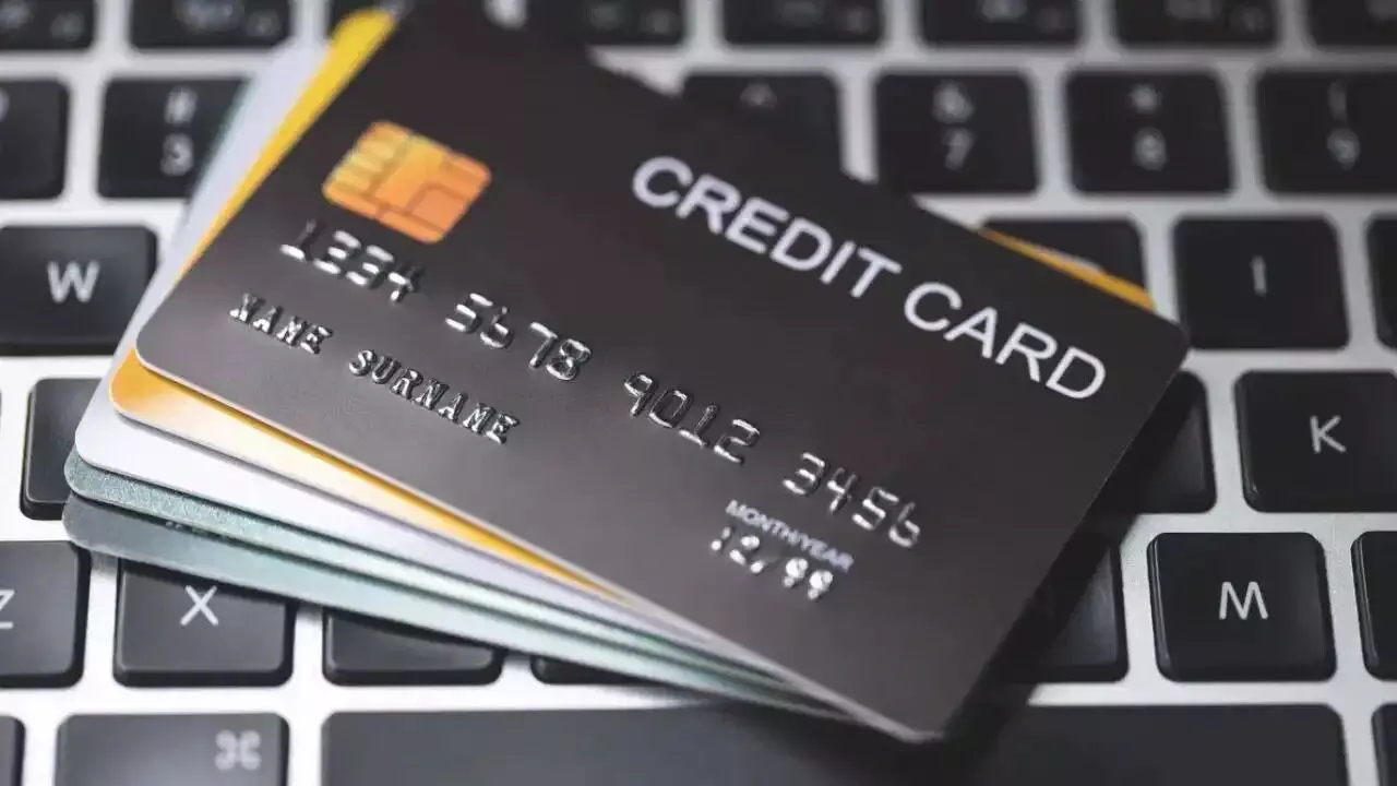 Credit Card: క్రెడిట్ కార్డ్ ఊబిలో కూరుకుపోతున్నారా? ఈ 7 చిట్కాలతో అప్పుల నుంచి బయటపడండి Credit Card: క్రెడిట్ కార్డ్ ఊబిలో కూరుకుపోతున్నారా? ఈ 7 చిట్కాలతో అప్పుల నుంచి బయటపడండి